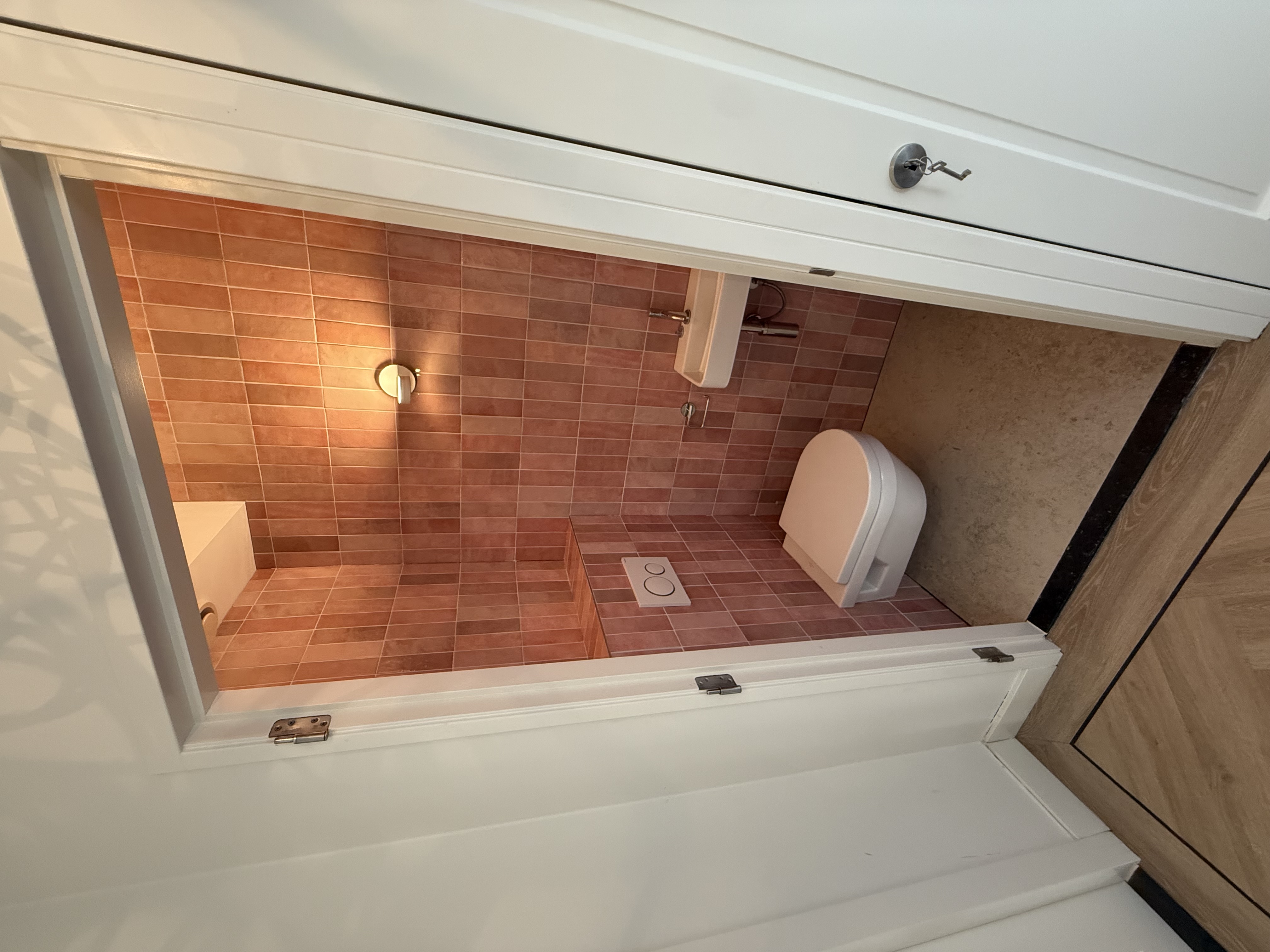 Modern toilet met smalle wandtegels — Amstelveen
