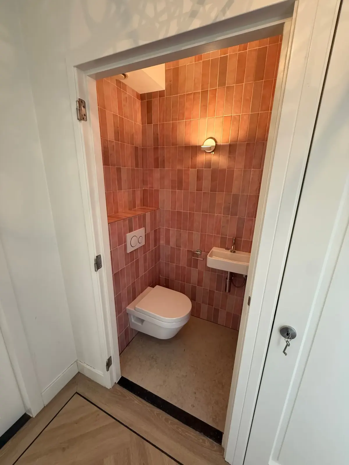 Modern toilet met smalle wandtegels — Amstelveen
